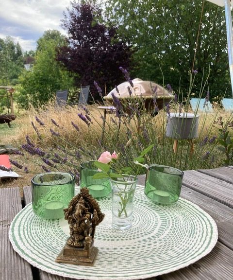 Blühende Wiese mit Instrument Handpan - Entspannte Stimmung eingefangen